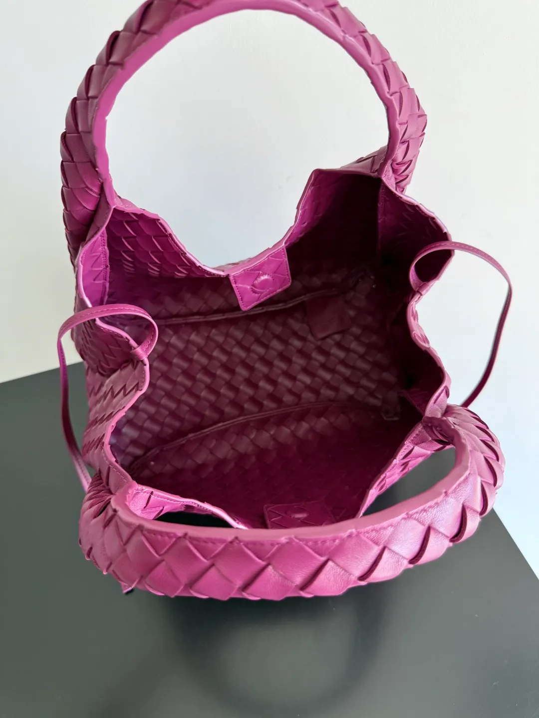 Batch 2160 new products are coming! BOTTEGA VENETA Bottega Veneta's 2025 new Campana shoulder bag is on the market~ First of all, I would like to praise the weight of this bag. As a not too small bag, it is very light for daily use. For people like me who need to carry a lot of belongings when going out, this advantage is great, and it greatly reduces the burden of traveling. 🛍️The shape is a bit like a combination of parachute and jodie. The blunt triangle shape is cute and honest. Carrying it on your back when going shopping is a good mood accelerator. The handles and body of the bag are both classic weaves. A tie is added to the original open design. If it is not tied up, the bag will look like a small vegetable basket when carried. Style number: 844249 Size: 33*20*16.5cm